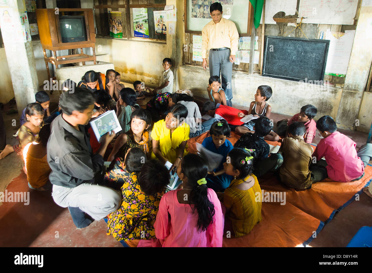 Straßenkinder in einem Zentrum, geführt von einer NGO Nächstenliebe lernen. Asia Asian Bangladesh Center Kinder Lektionen Unterricht Stockfoto