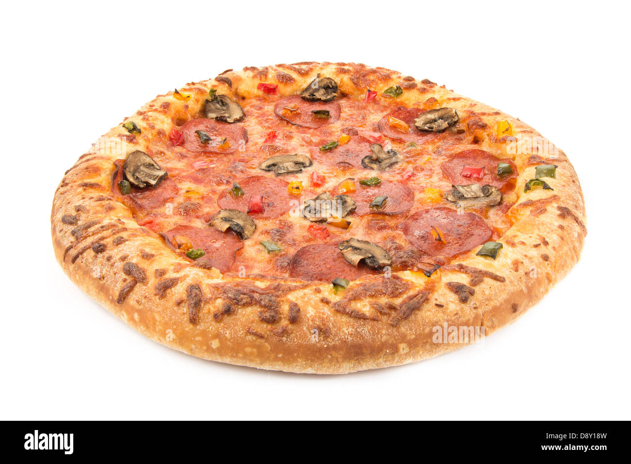 Ganze Peperoni-Pizza auf weißem Hintergrund Stockfoto
