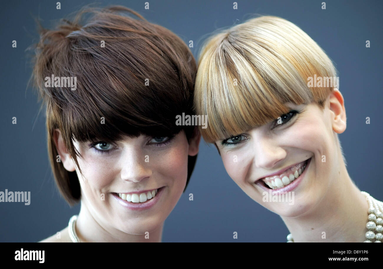 Die Modelle Ramona R Tim Und Vanessa Prasentieren Die Neue Frisur Trends Aufgesetzter Bob Bob Setzen An Der Spitze R Und Dr Bob L Auf Der Die Messe Hair And Beauty 2013