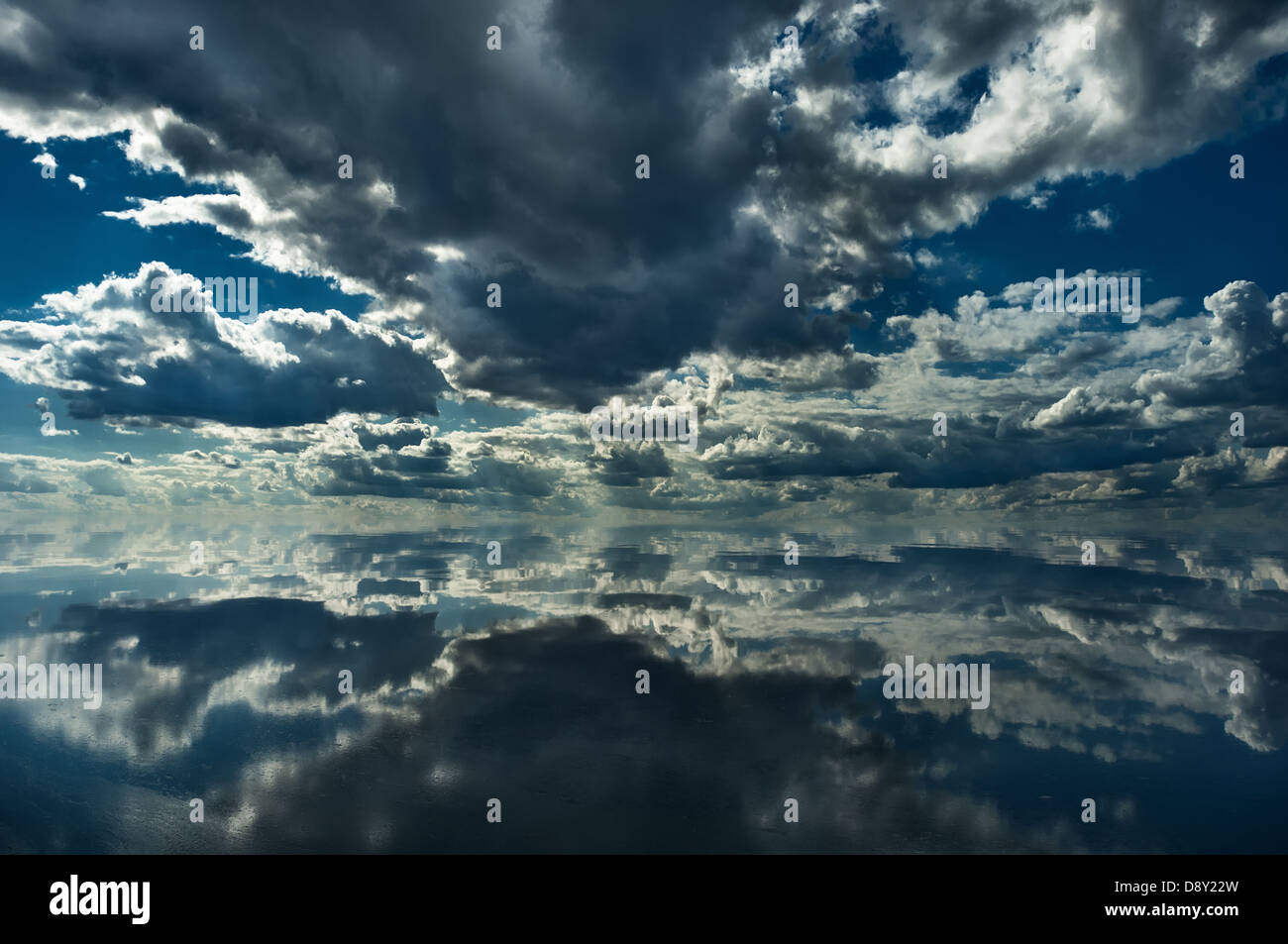 Dramatische Seelandschaft mit Cumulus und ruhigen Meeresoberfläche Stockfoto