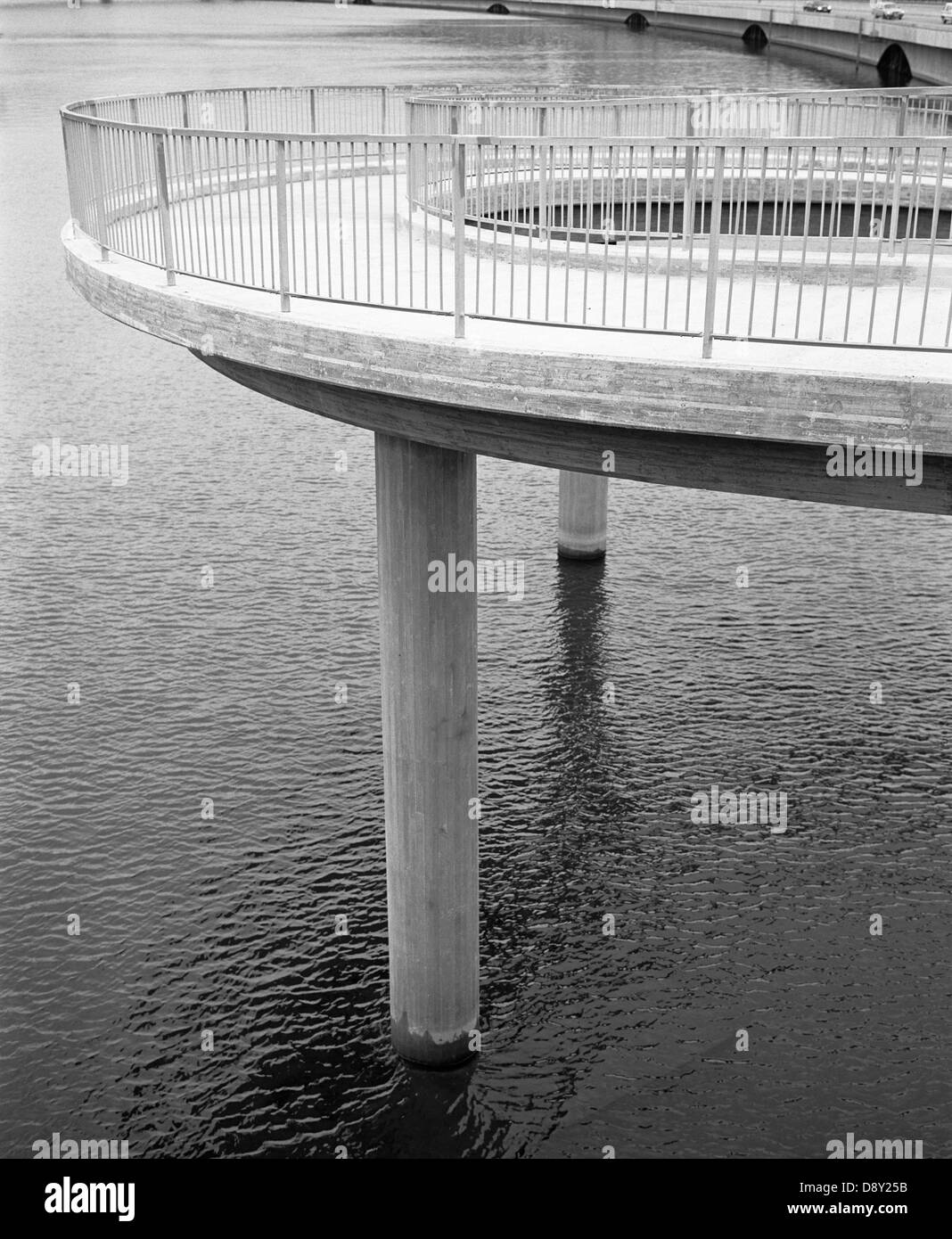 Brücke über Wasser nur für Fußgänger. Stockfoto