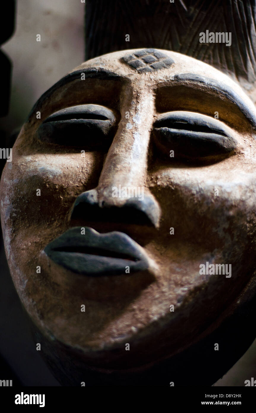 geschnitzte Holzmaske im Zentrum für nationale Kultur und Kunstzentrum, Accra, Ghana, Afrika Stockfoto