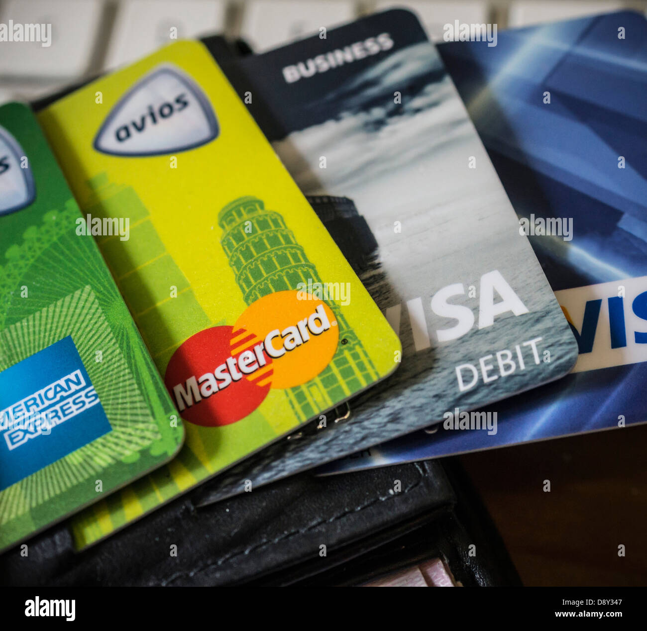 Fan von verschiedenen Kredit- und Debit-Karten, persönliche und Wirtschaft, in der Brieftasche auf Computer Tastatur alle Zahlen heraus retuschiert. Stockfoto