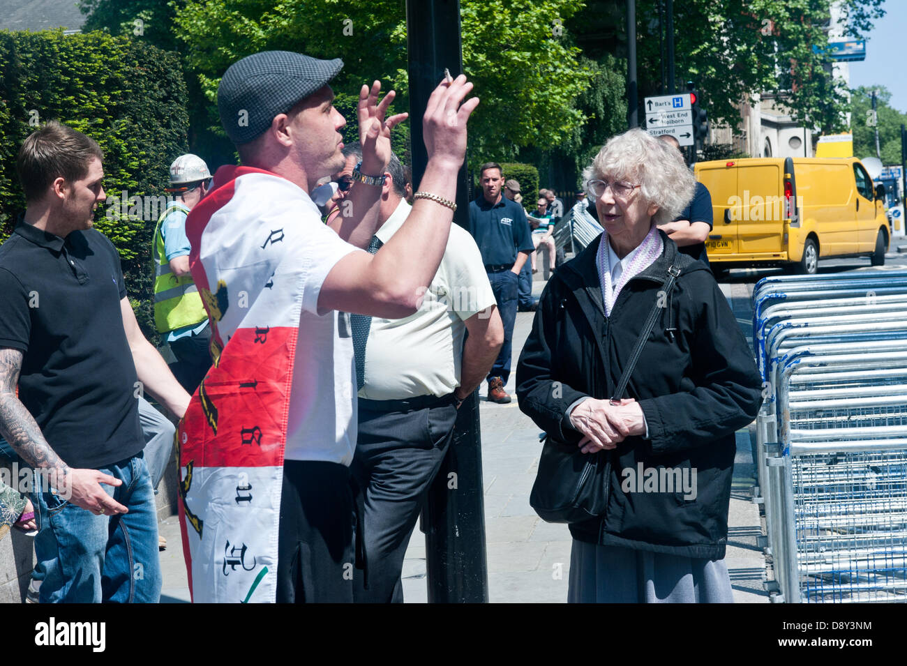 London, UK. 6. Juni 2013. eine alte Dame spricht ein english Defence League Verfechter während einer Kundgebung am Old Bailey am Tag der Urteilsverkündung von sechs Männern schuldig, Planung eines Terroranschlags auf eine EDL-Kundgebung in Dewsbury. Bildnachweis: Piero Cruciatti/Alamy Live-Nachrichten Stockfoto