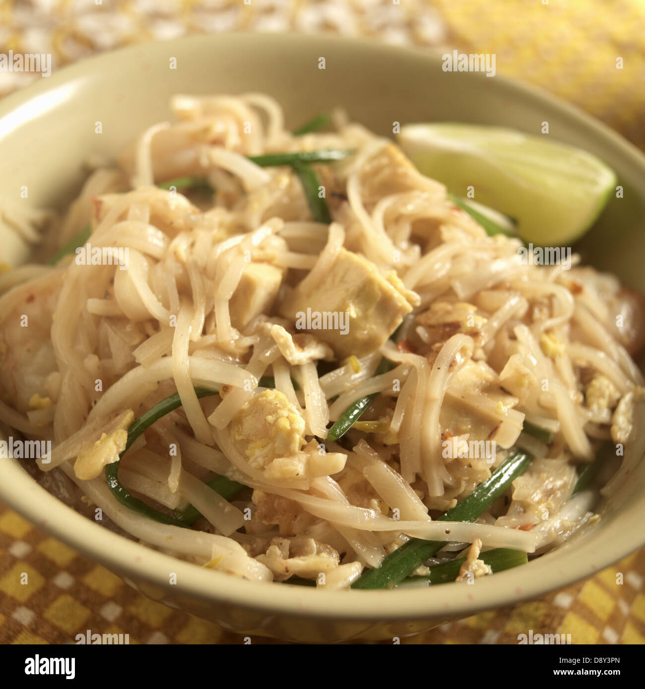 Eine Schüssel mit Pad Thai, Thailands Lieblings Nudelgericht Stockfoto