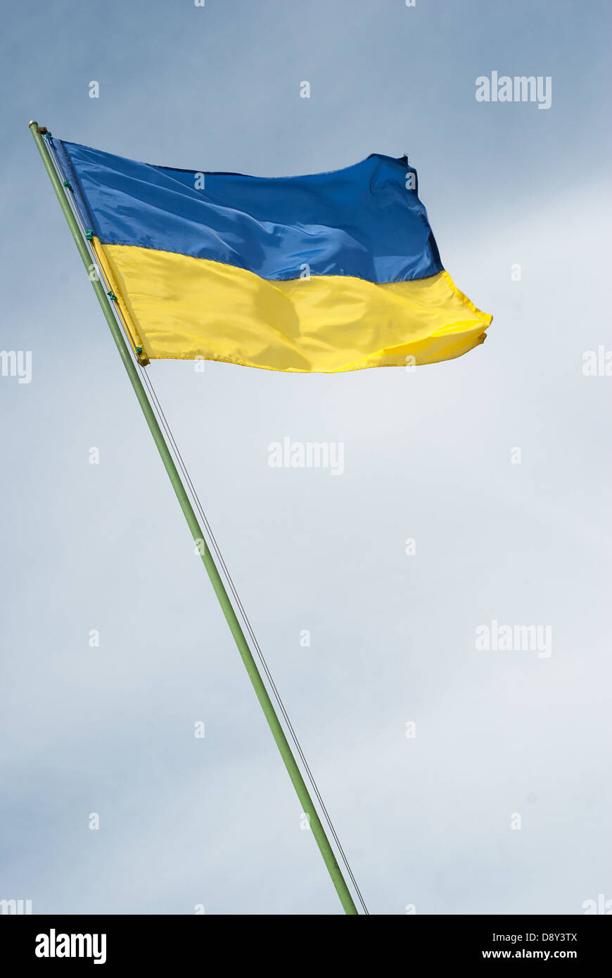 Flagge der Ukraine gegen den blauen Himmel Stockfoto