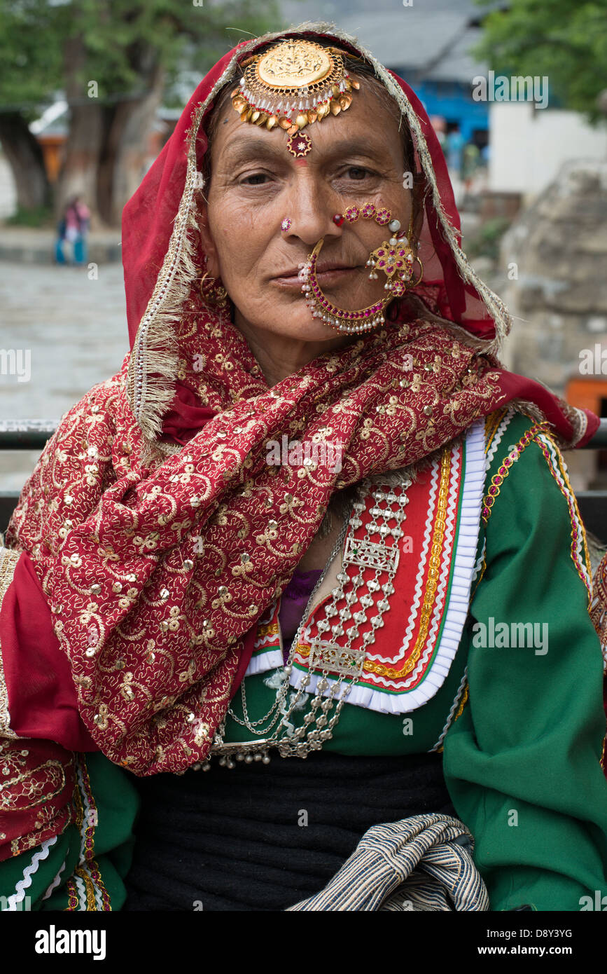 Ein Gaddi tribeswoman trägt ihr Putz bei einer Feier im Chamba Distrikt von Himachal Pradesh, Indien Stockfoto