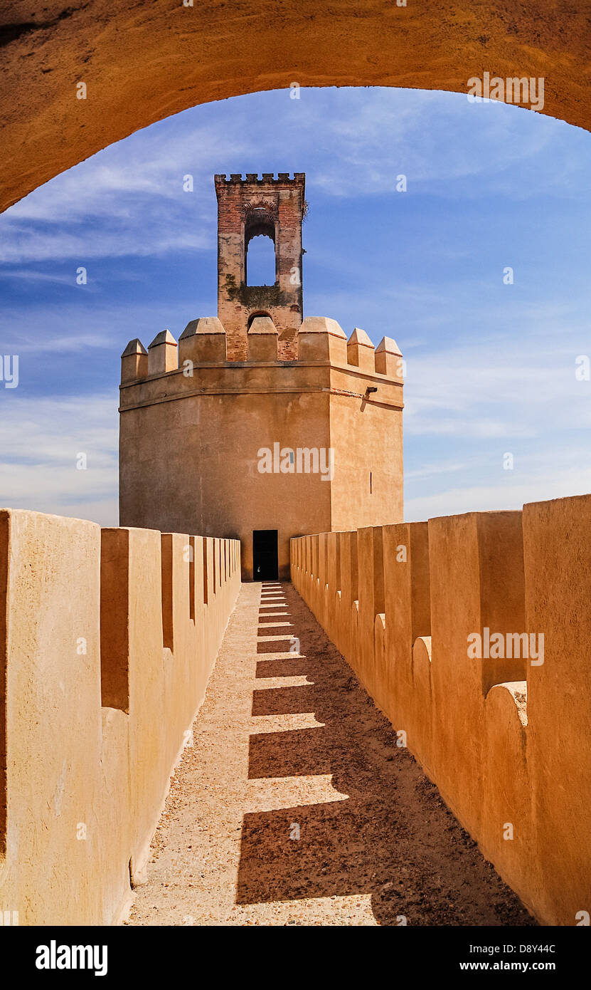 Spanien, Extremadura, Badajoz, Alcazaba Wände mit Espantaperros Turm. Stockfoto