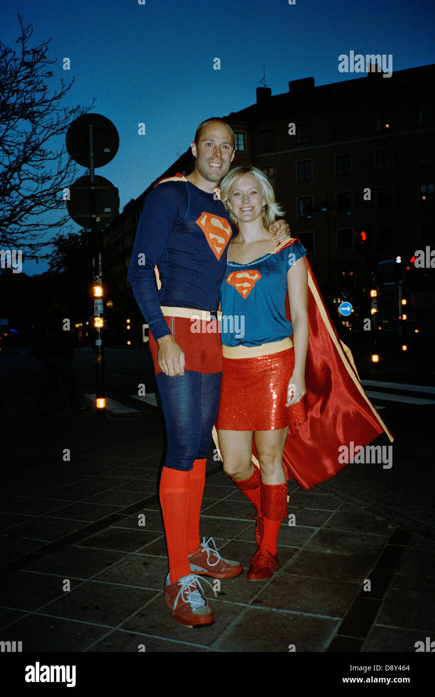Ein Mann und eine Frau verkleidet sich als Superman und Superwoman. Stockfoto