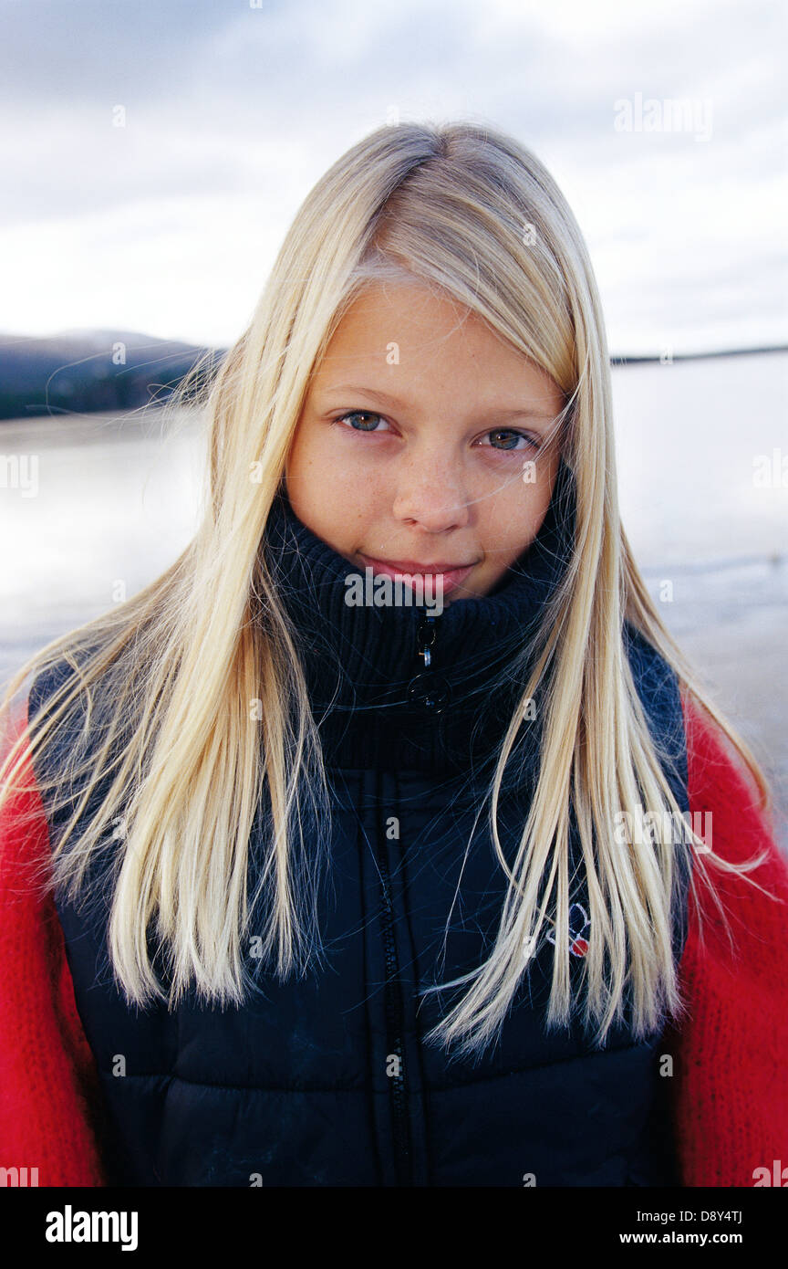 Ein lächelndes Mädchen mit langen blonden Haaren, Porträt. Stockfoto