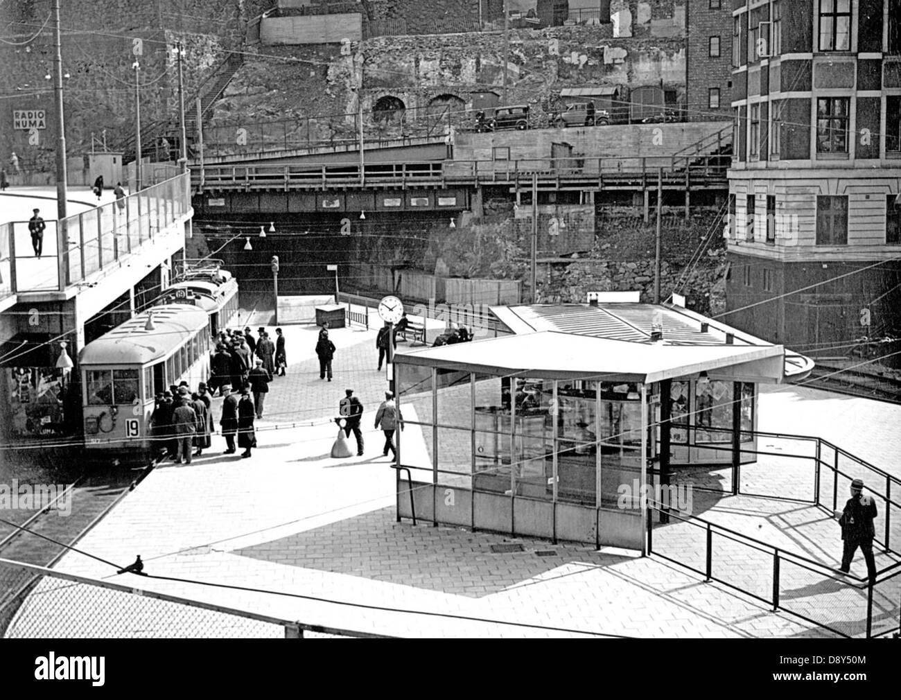 Ein Bild von 1933 einer U-Bahn-Station in Stockholm, das die frühen Tage des U-Bahnverkehrs in der Stadt zeigt. Das Bahnhofsdesign spiegelt die Architektur der 1930er Jahre und die wachsende Bedeutung von U-Bahn-Systemen für die urbane Mobilität wider. Stockfoto