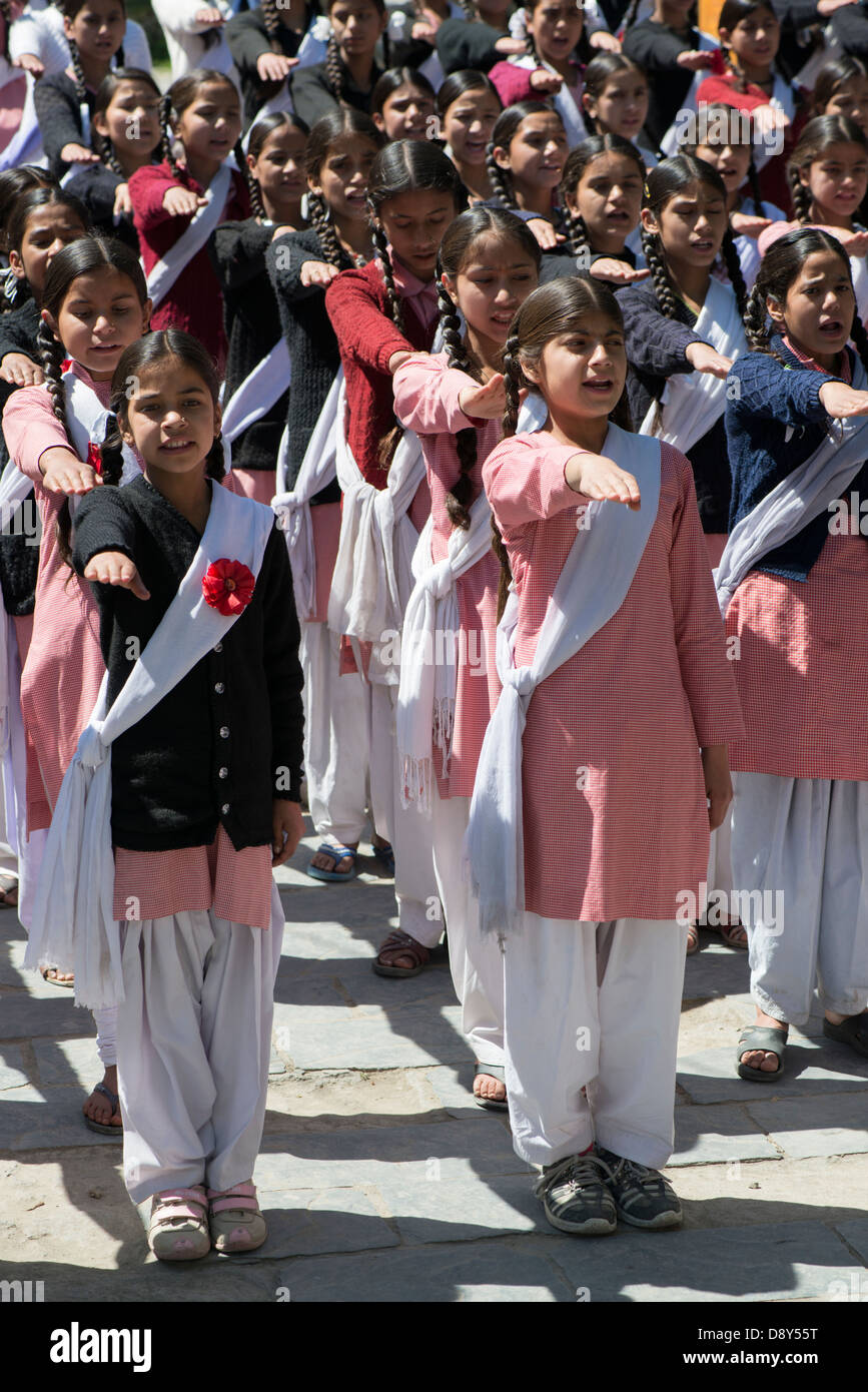 Schüler aus einer High School für Mädchen besuchen Montage im Himalaya Stadt von Bharmour, Himachal Pradesh, Indien Stockfoto