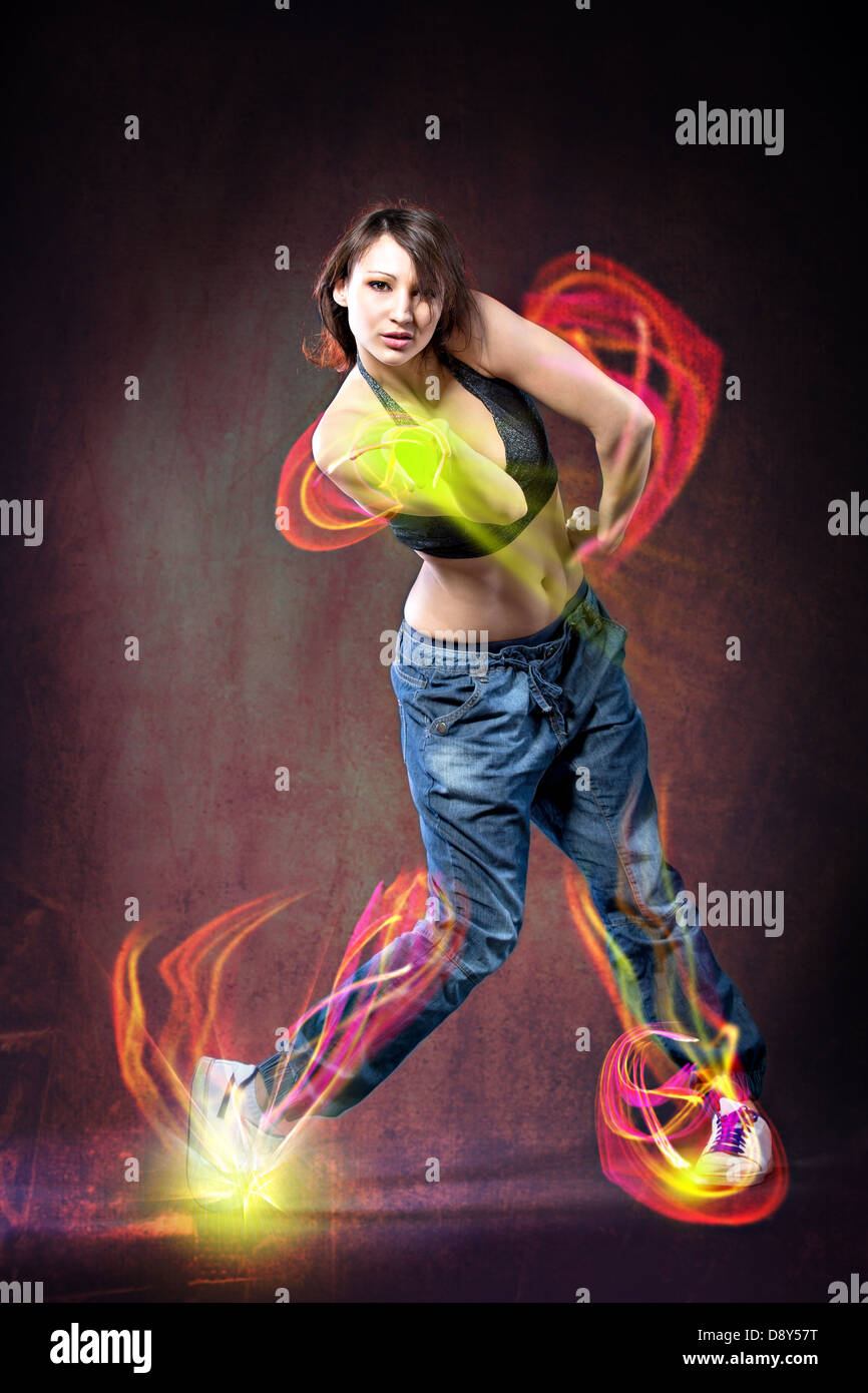 junge Frau im Sport Kleid tanzen zumba Stockfoto