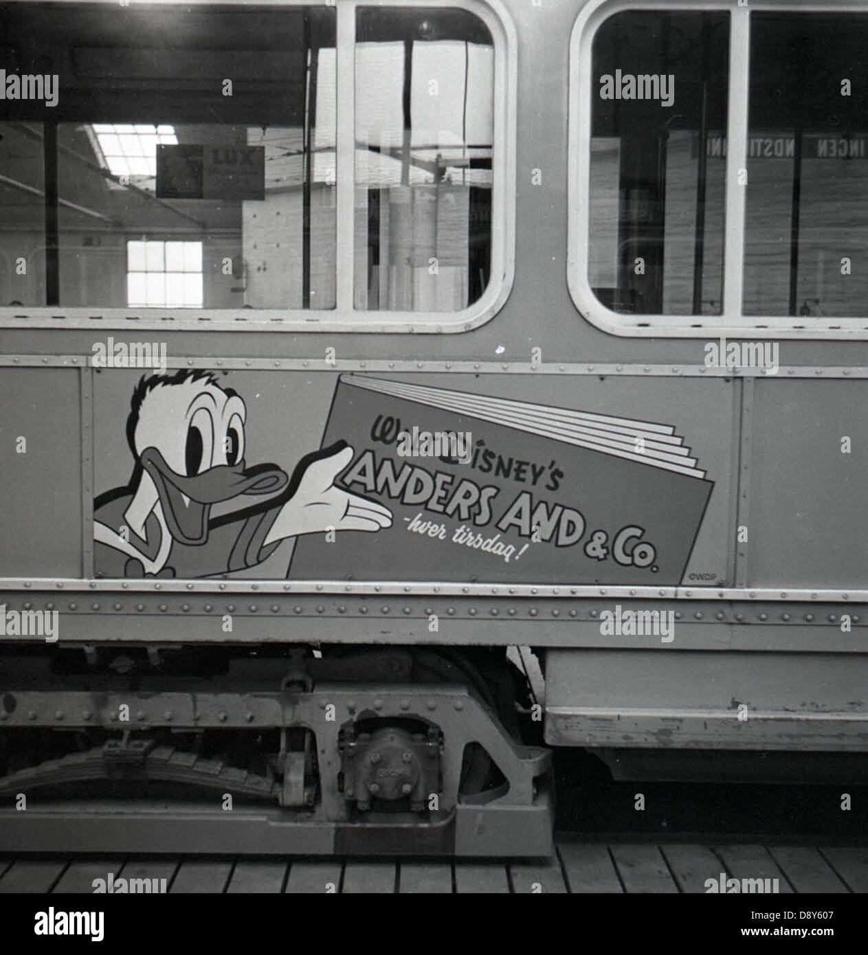 Dieses Vintage-Foto zeigt eine Werbung für Donald Duck (anders and) in einer Straßenbahn in Kopenhagen, um 1960. Der Werbespot spiegelt die Populärkultur und Werbetrends der damaligen Zeit in Dänemark wider. Stockfoto