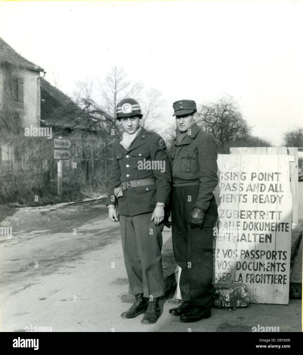 Ein Foto von 1948 von einem Kontrollpunkt zwischen dem französischen und amerikanischen Sektor in Deutschland nach dem Zweiten Weltkrieg. Das Bild fängt die angespannte Atmosphäre der Ära des Kalten Krieges ein, als die Alliierten Deutschland teilten. Stockfoto