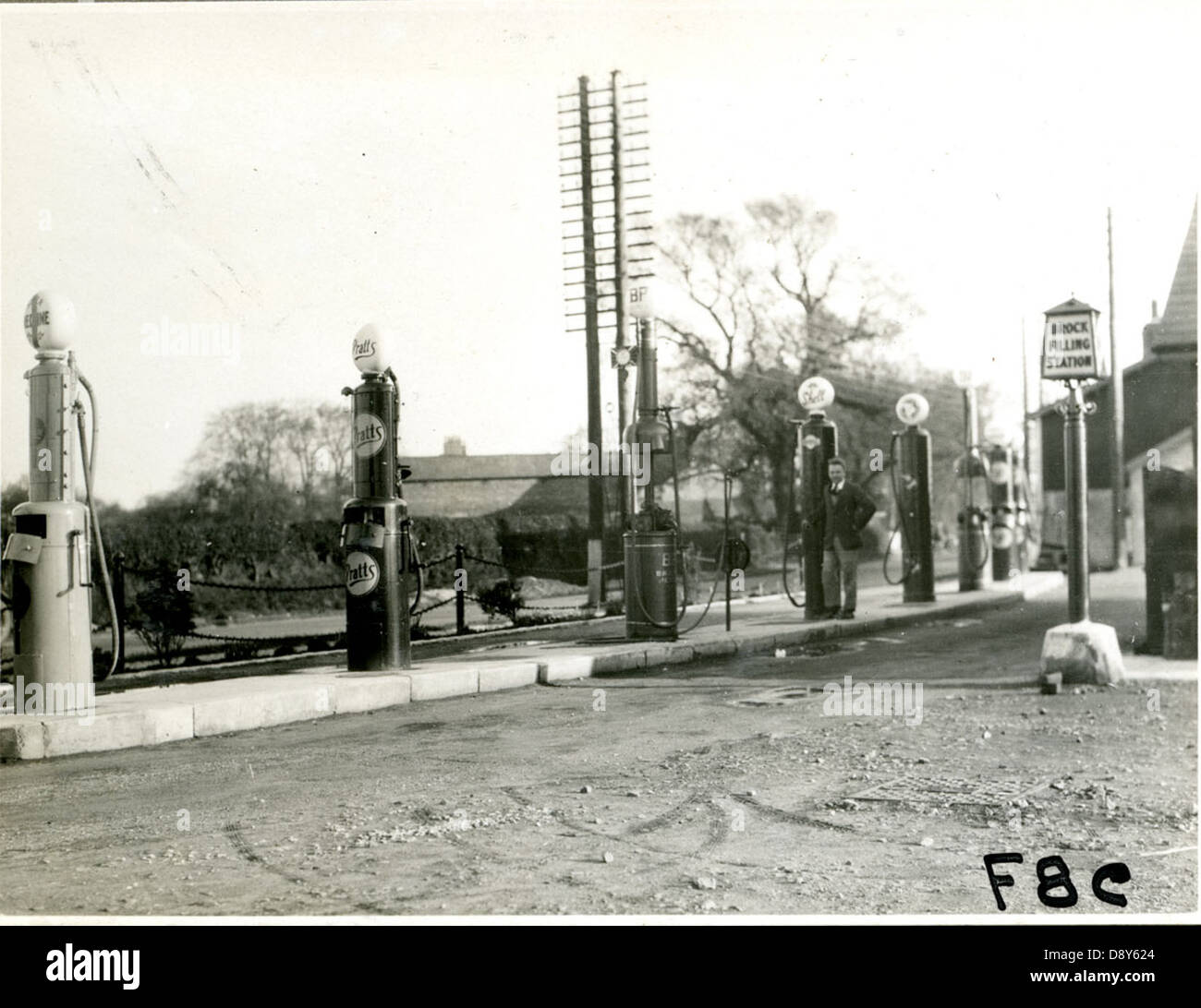 Ein historisches Foto von Tankstellen in England, ausgestellt im Verkehrsmuseum Stockholm. Das Bild zeigt Tankstellen aus dem frühen 20. Jahrhundert und ihre Bedeutung für die Entwicklung des Verkehrs. Stockfoto