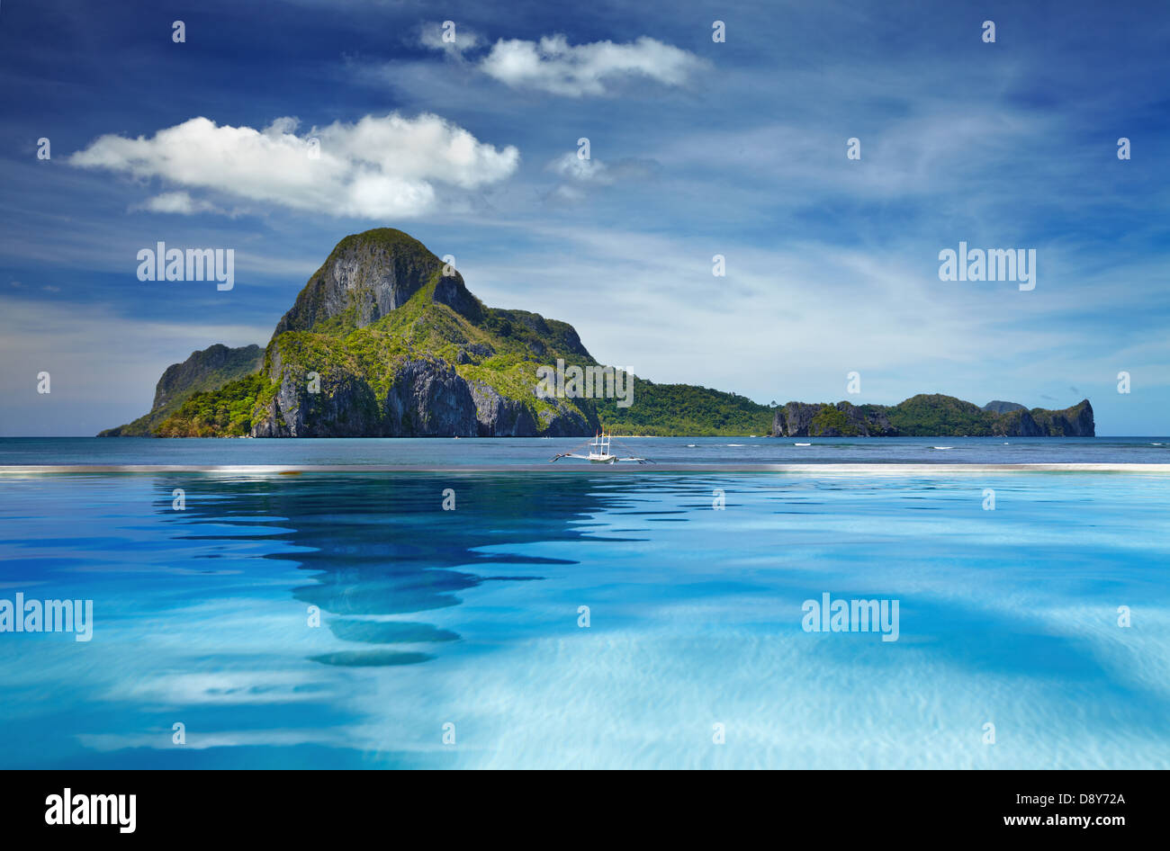 Landschaft mit Schwimmbad und Cadlao Island, El Nido, Philippinen Stockfoto