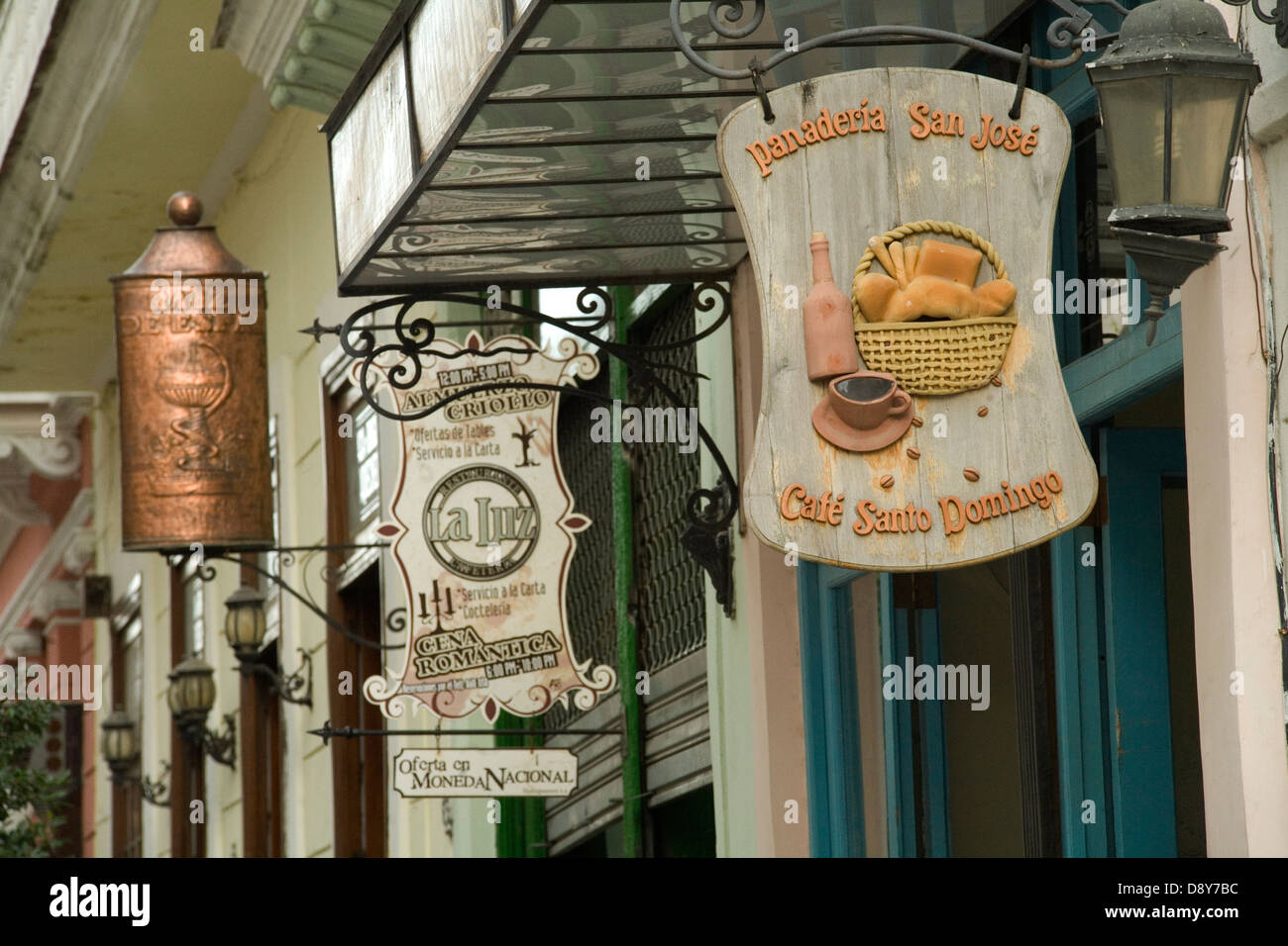 Gebäude im Kolonialstil in der Altstadt von Havanna mit alten Schilder Werbung Geschäfte und Cafés.  Panaderia San Jose Cafe La Luz Stockfoto