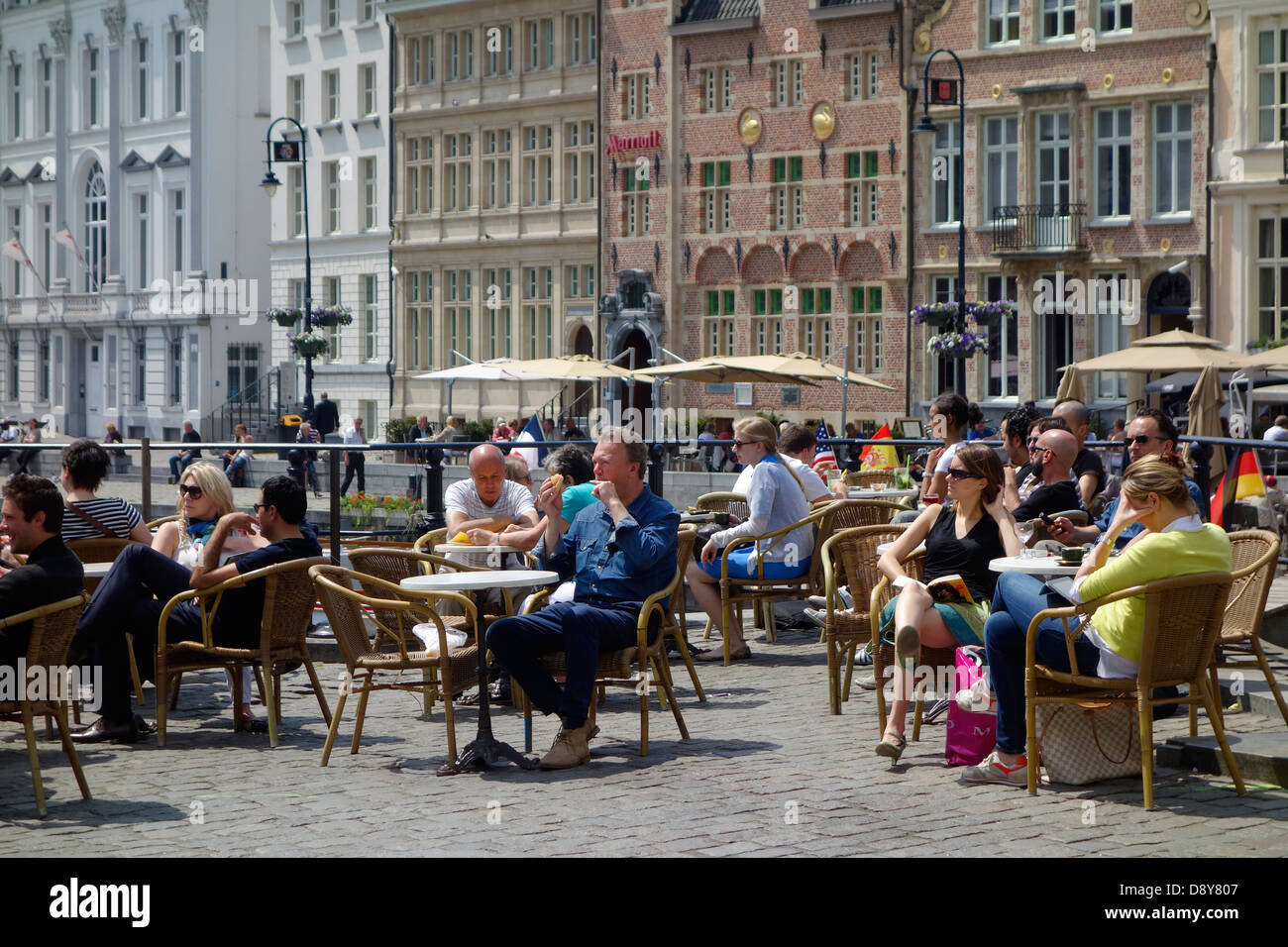 Touristen im Straßencafé am Graslei / Grass Lane im Sommer in Gent, Belgien Stockfoto