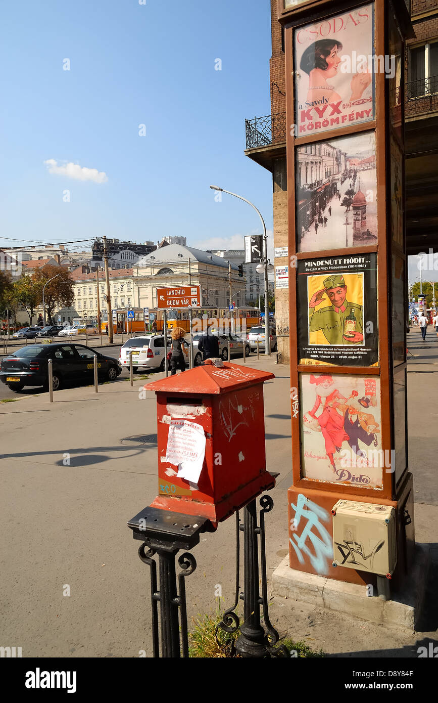 Budapest, Ungarn: alte Werbeplakate und einen alten Briefkasten. Stockfoto