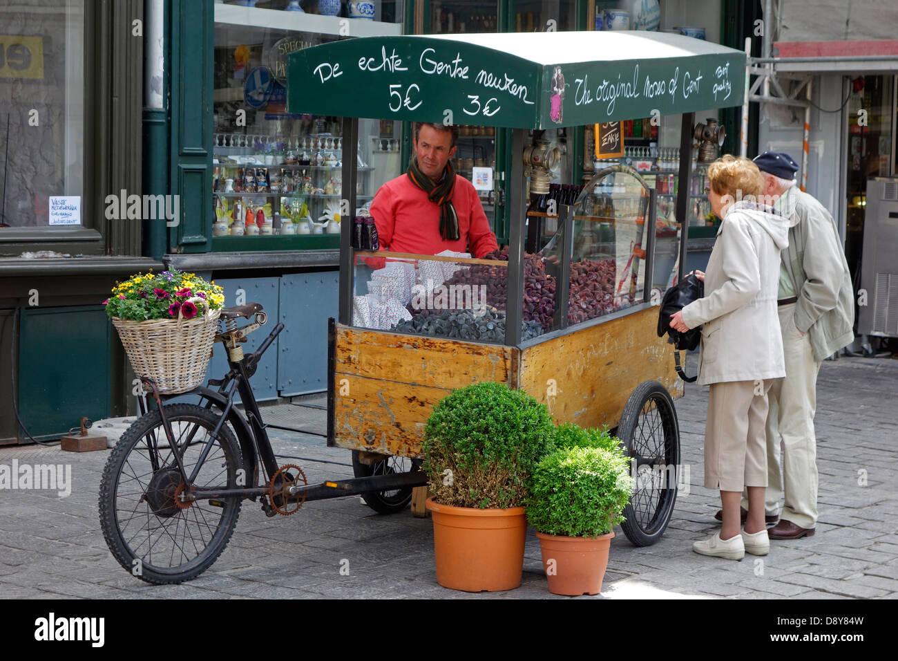Träger-Dreirad mit Ghent Nasen / Cuberdons / Genter Neuzekes - kegelförmigen belgische Süßigkeiten - zu verkaufen, Belgien Stockfoto