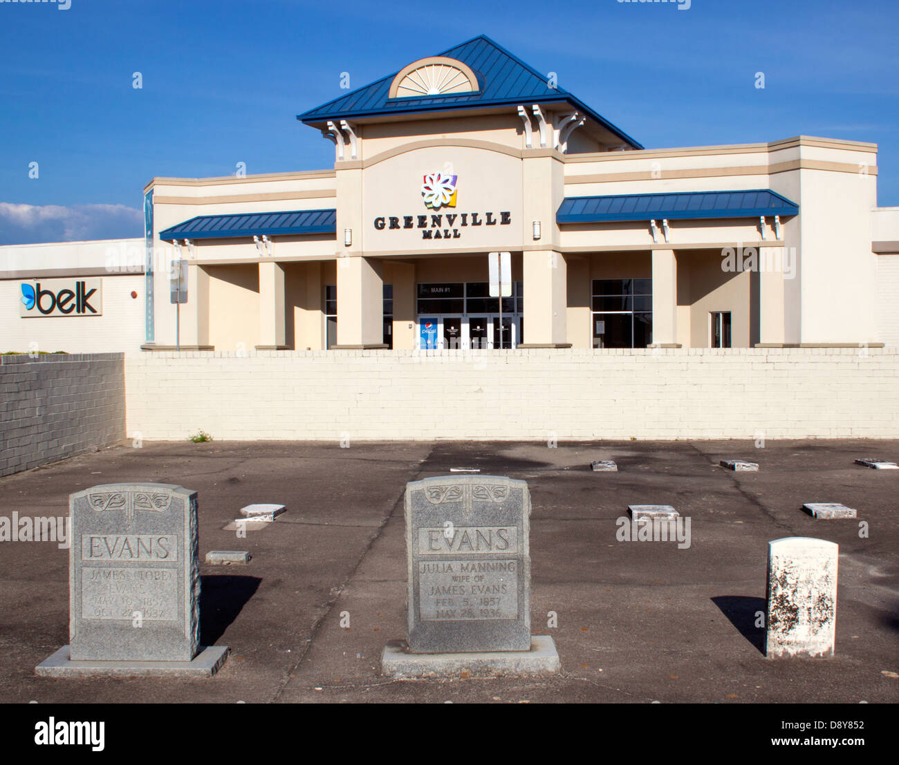 Ein kleiner gepflasterter Friedhof befindet sich inmitten eines Einkaufszentrums in Greenville, North Carolina, der Geschichte mit moderner kommerzieller Ausdehnung verbindet. Stockfoto