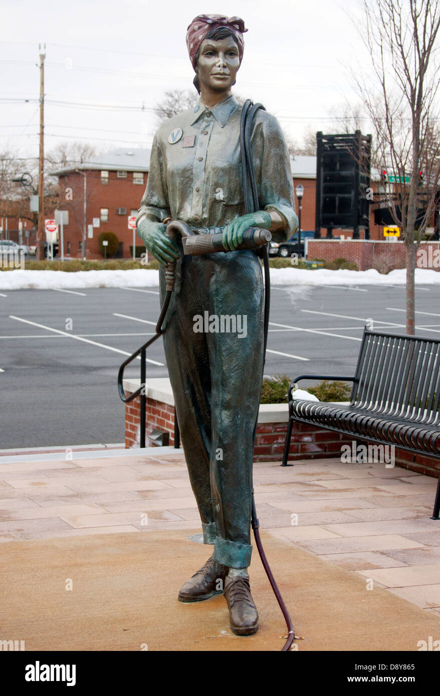 Eine Statue von Rosie the Riveter in Wood-Ridge, New Jersey, zollt dem legendären Symbol der Stärke und Stärkung der Frauen aus dem Zweiten Weltkrieg Tribut. Stockfoto