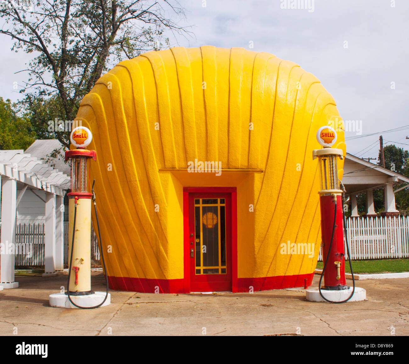 Die ursprüngliche Shell Tankstelle in Winston-Salem, North Carolina, in Form einer riesigen gelben Muschel, ist ein seltenes Stück Geschichte am Straßenrand. Stockfoto