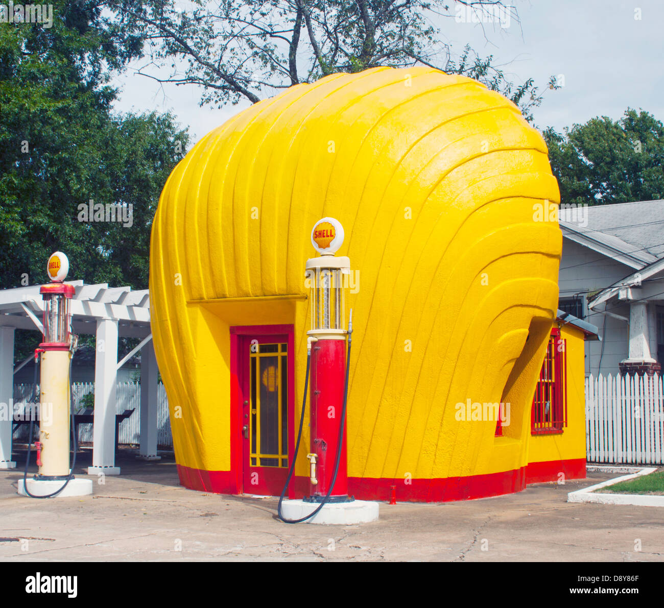 Die ursprüngliche Shell Tankstelle in Winston-Salem, North Carolina, in Form einer riesigen gelben Muschel, ist ein seltenes Stück Geschichte am Straßenrand. Stockfoto