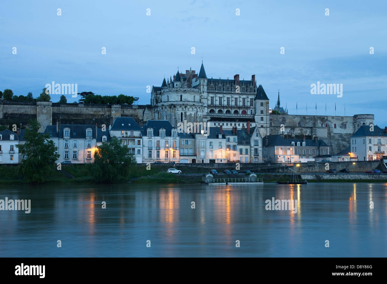 Das Schloss und die Lichter des Dorfes Amboise über der Loire in der Nacht, Indre et Loire-Region von Frankreich Europa Stockfoto