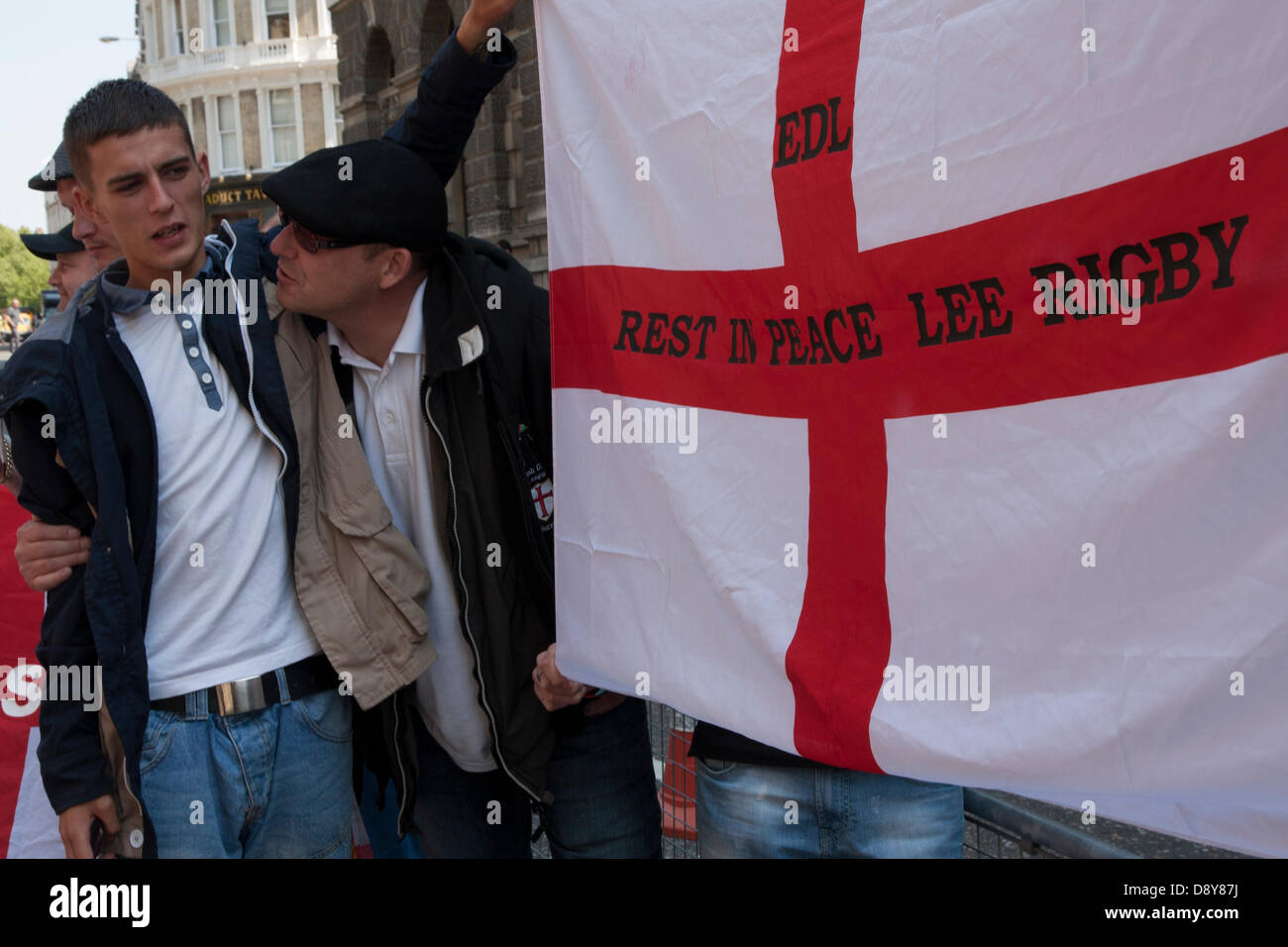 London, UK. 6. Juni 2013. EDL-Aktivisten außerhalb der Old Bailey während sie darauf warten, um Details der Verurteilung von sechs islamischen Extremisten zu hören, der versucht, eine Demonstration der English Defence League in Dewsbury sprengen. Bildnachweis: Paul Davey/Alamy Live-Nachrichten Stockfoto