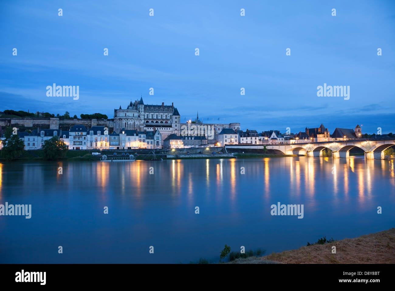 Das Schloss und die Lichter des Dorfes Amboise über der Loire in der Nacht, Indre et Loire-Region von Frankreich Europa Stockfoto