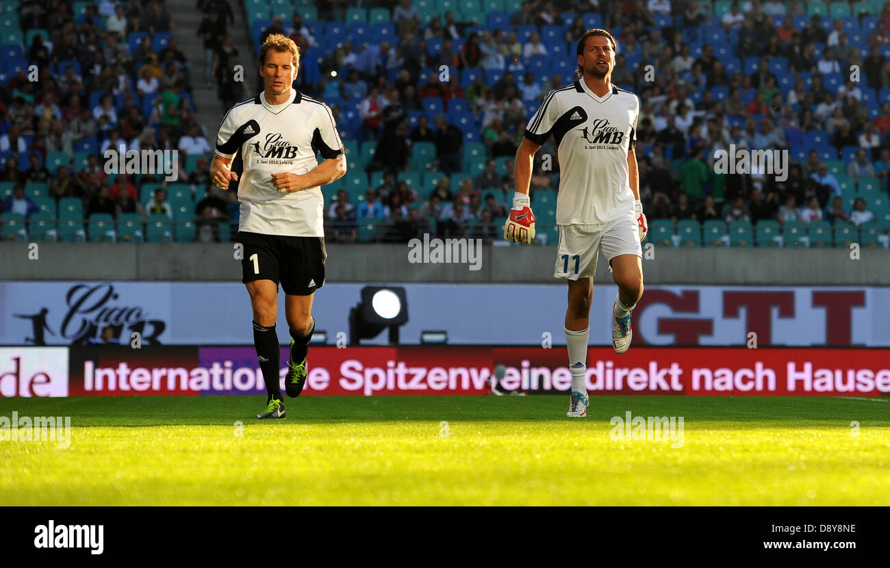 Roman Weidenfeller (r) mit Jens Lehmann ist während Michael Ballacks Abschiedsspiel bei Red Bull Arena in Leipzig, Deutschland, 5. Juni 2013 abgebildet. Foto. Thomas Eisenhuth Stockfoto