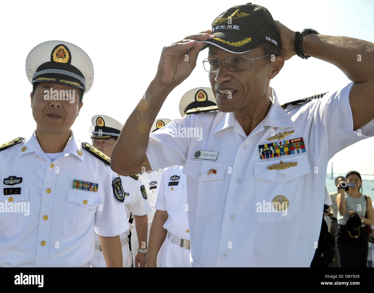 US-Admiral Cecil Haney, Kommandant der US Pazifik-Flotte, Recht, zieht die Baseball-Kappe von der Peoples Liberation Army Navy Schiff Lanzhou während einer Schiffstour 31. Mai 2013 in Zhanjiang, China. Haney Besuch in Zhanjiang, Teil der breiteren einleitenden Besuch in China mit PLA Beamten treffen und deckt sich mit einem Port-Besuch durch die geführte Flugkörper Kreuzer USS Shiloh. Stockfoto