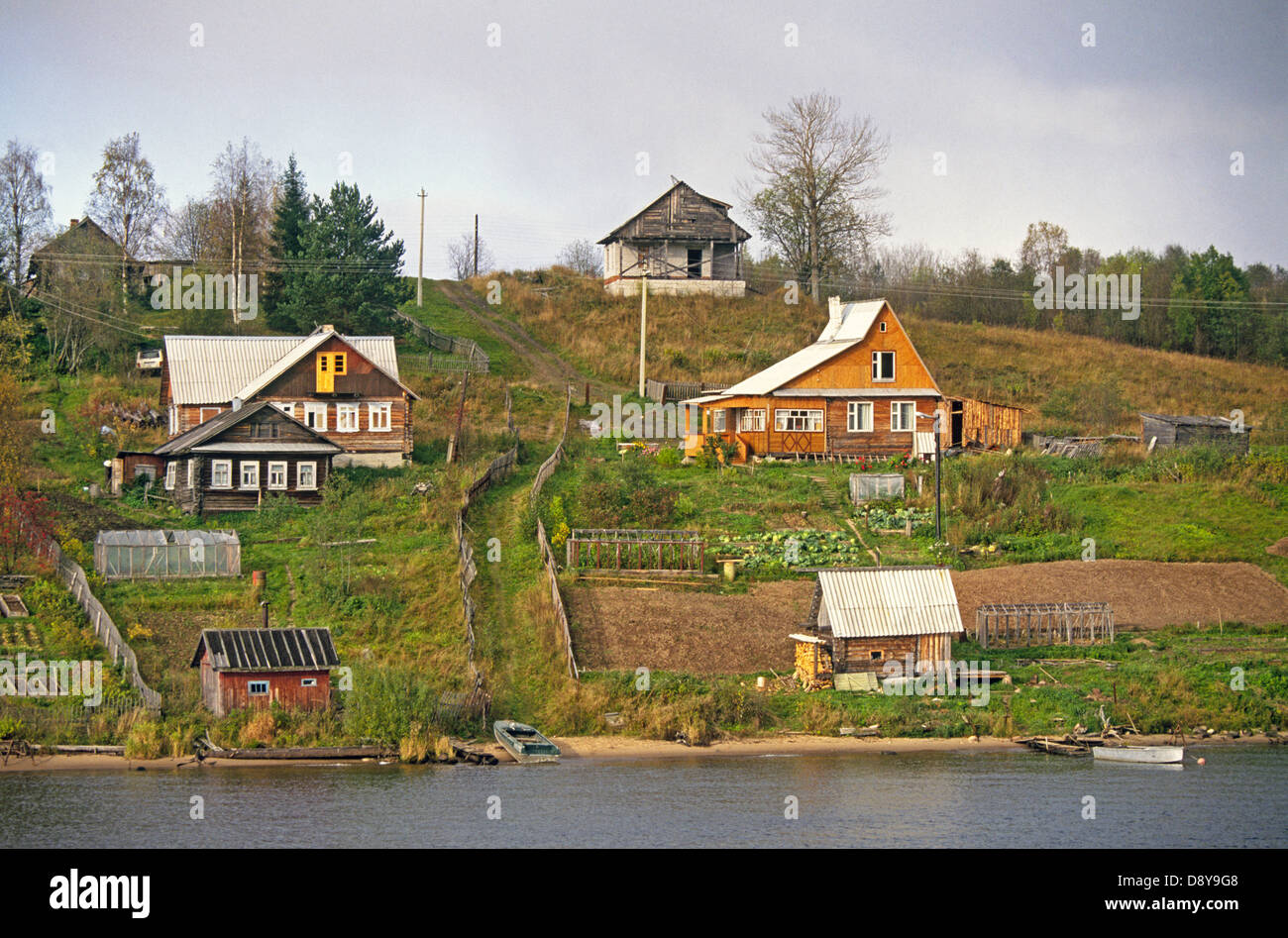 Eine Gruppe von Datschen auf einem Hügel über der Wolga in Russland Stockfoto