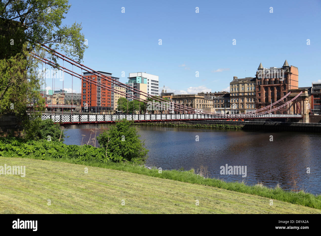 Blick nordwestlich über den River Clyde und South Portland Street Fuß Hängebrücke nach Clyde Street, Glasgow, Scotland, UK Stockfoto
