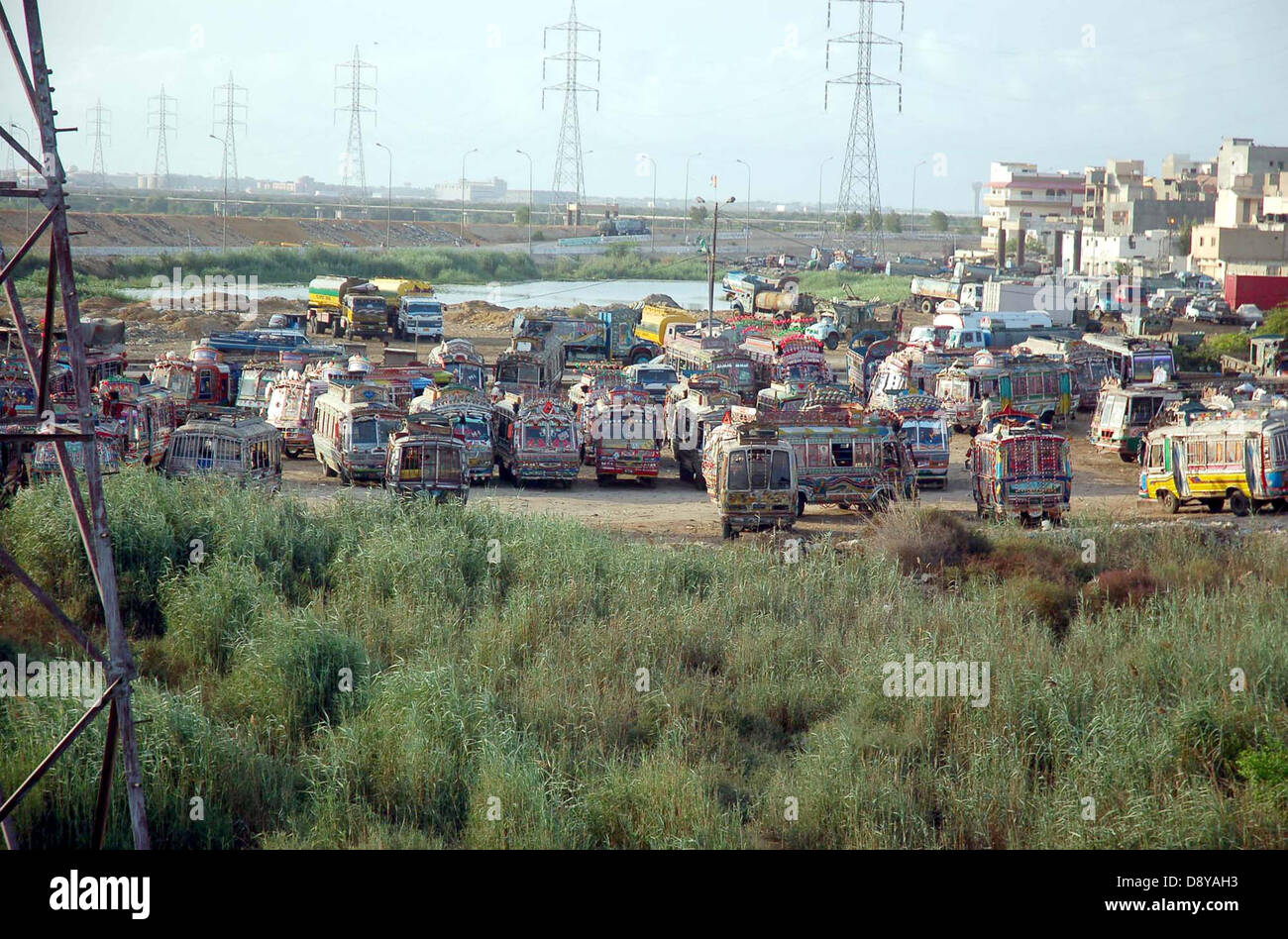 Passagierbusse gesehen während Streiks im Zusammenhang mit der trauern Tag rief von Muttahida Qaumi Bewegung (MQM) gegen das Ziel töten von MQM Aktivisten und Unterstützer im Qayyumabad Bereich in Karachi auf Donnerstag, 6. Juni 2013 geparkt. Stockfoto