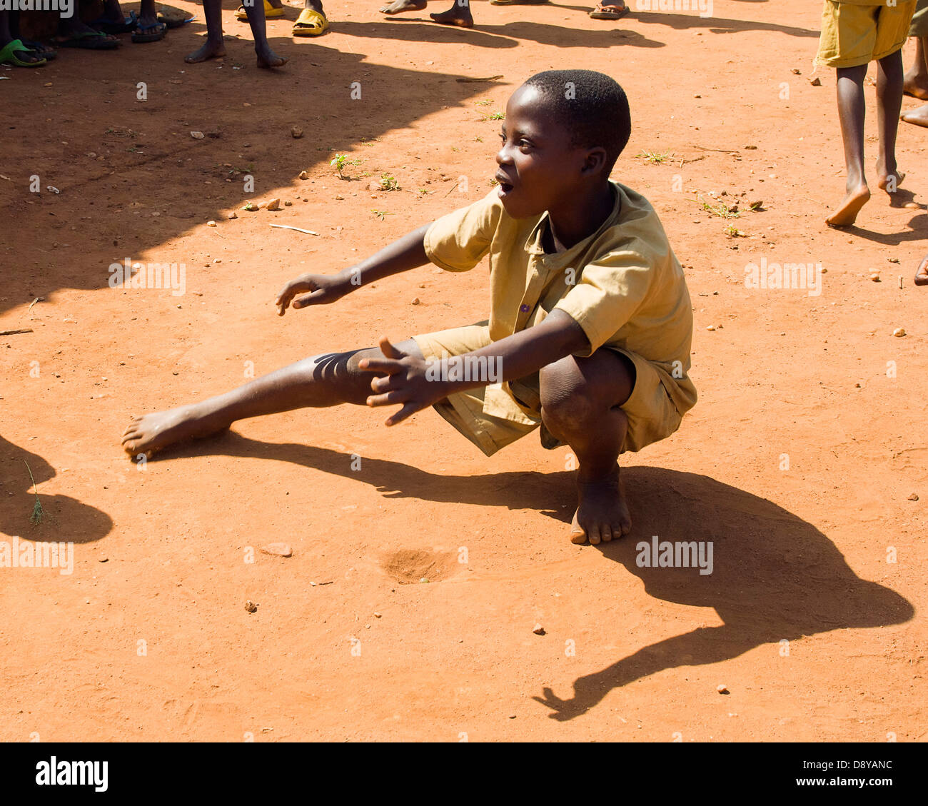 Ruhagurika Primary School Boys spielen Murmeln während ihrer Spielzeit außerhalb Ruhagurika fangen Catch-up Klasse Klassen wurden Stockfoto
