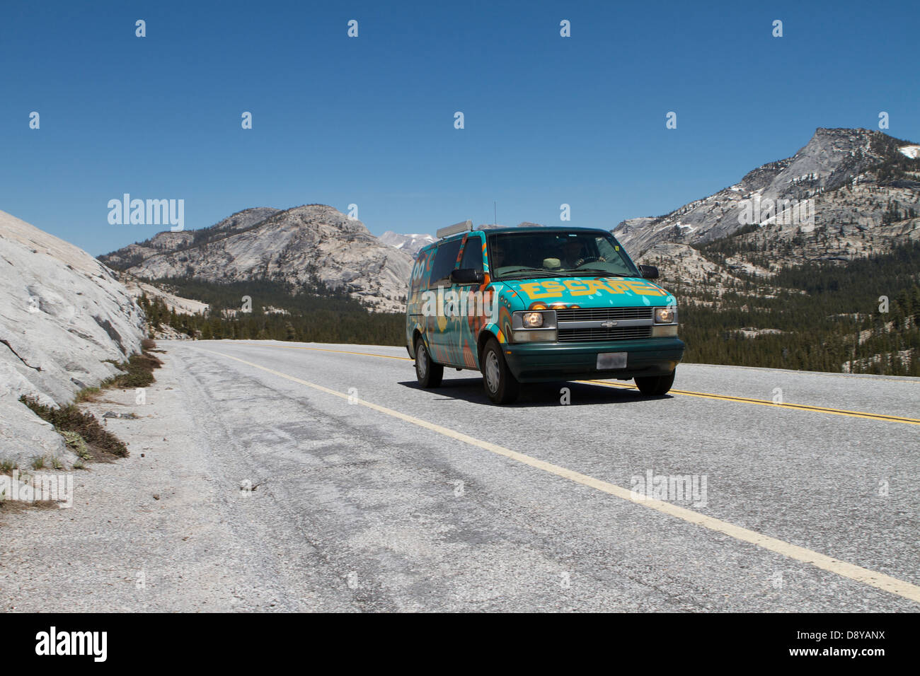 Ein Mietwagen Reisen Tour Van auf der Tioga Pass in Olmsted Point im Yosemite National Park, Kalifornien, USA Stockfoto