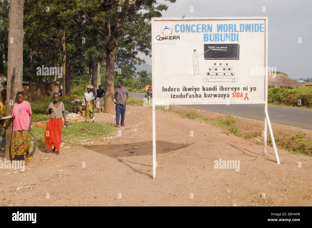 Ndava Dorf Schild neben der Hauptstraße in Buganda Gemeinde mit HIV AIDS SIDA Nachricht afrikanischen burundischen Ostafrika Stockfoto
