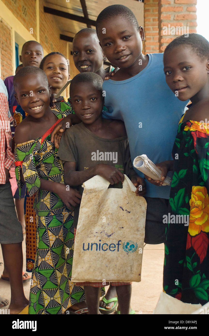 Schülerinnen und Schüler auf eine Entwicklung Projekt eine holding eine UNICEF-Tragetasche bei Ruhembe Grundschule afrikanische burundischen Ost Stockfoto