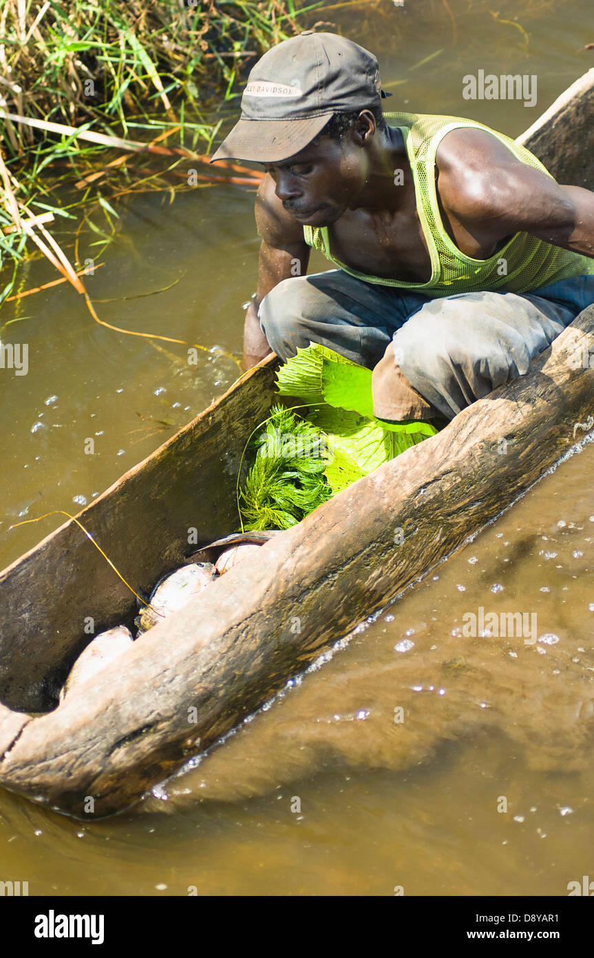 Fischer in Kanus an einem kleinen See nördlich von Cibitoke Town burundischen östlichen Afrika männlichen Mann Mann männlich Afrikanerinnen ausgegraben Stockfoto