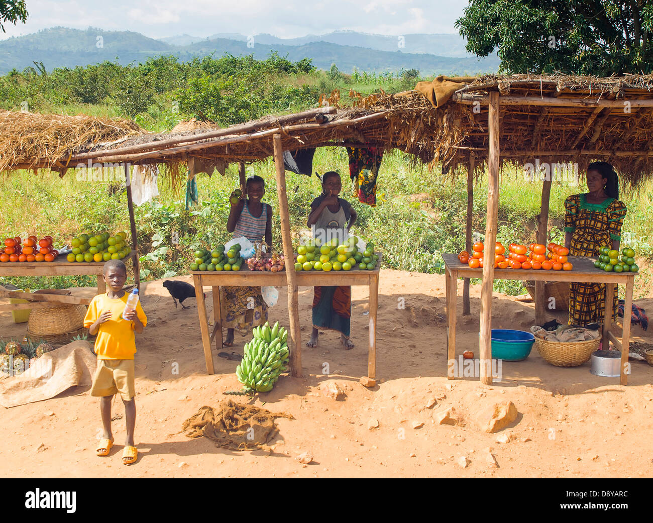 Marktstand Gemüse neben der Straße afrikanischen burundischen östlichen Afrika weibliche Frauen Mädchen Lady Kinder Learning-Lektionen zu verkaufen Stockfoto