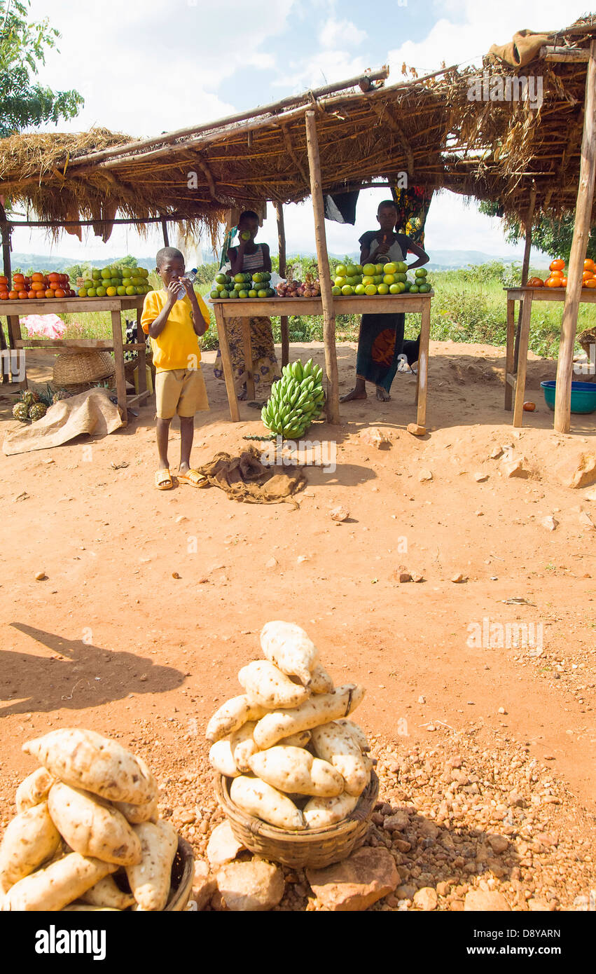 Burundi, Provinz Cibitoke, Buganda, Marktstand Gemüse neben der Straße zu verkaufen. Stockfoto