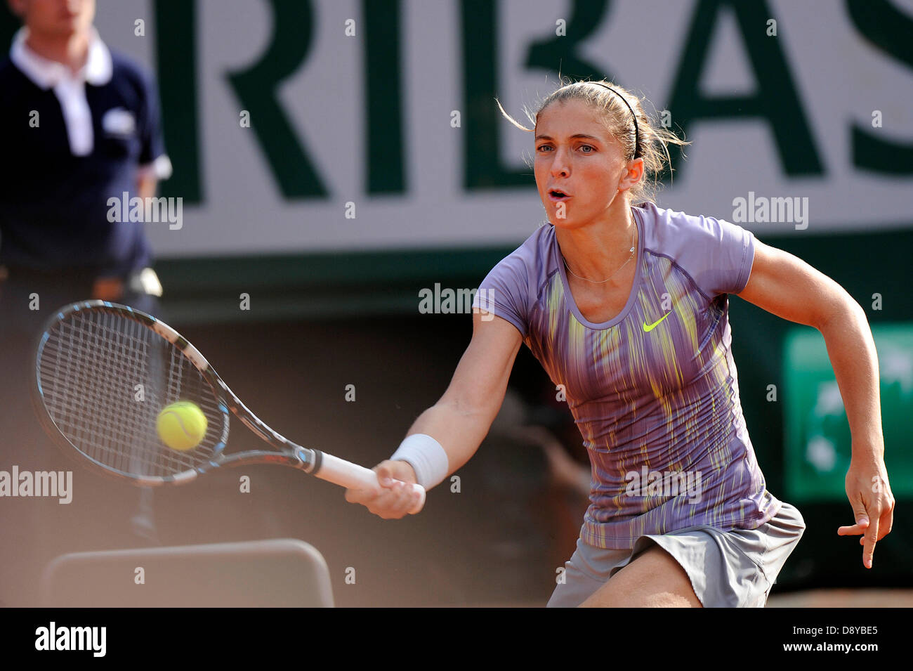 Paris, Frankreich. 6. Juni 2013. Serena Williams aus den Vereinigten Staaten von Amerika in Aktion während des Spiels zwischen Serena Williams aus den Vereinigten Staaten von Amerika und Sara Errani Italien im Halbfinale bei den French Open von Roland Garros. Bildnachweis: Action Plus Sport Bilder/Alamy Live News Stockfoto