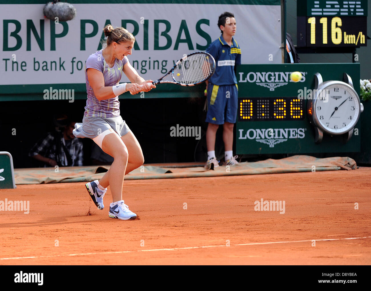 Paris, Frankreich. 6. Juni 2013. Serena Williams aus den Vereinigten Staaten von Amerika in Aktion während des Spiels zwischen Serena Williams aus den Vereinigten Staaten von Amerika und Sara Errani Italien im Halbfinale bei den French Open von Roland Garros. Bildnachweis: Action Plus Sport Bilder/Alamy Live News Stockfoto