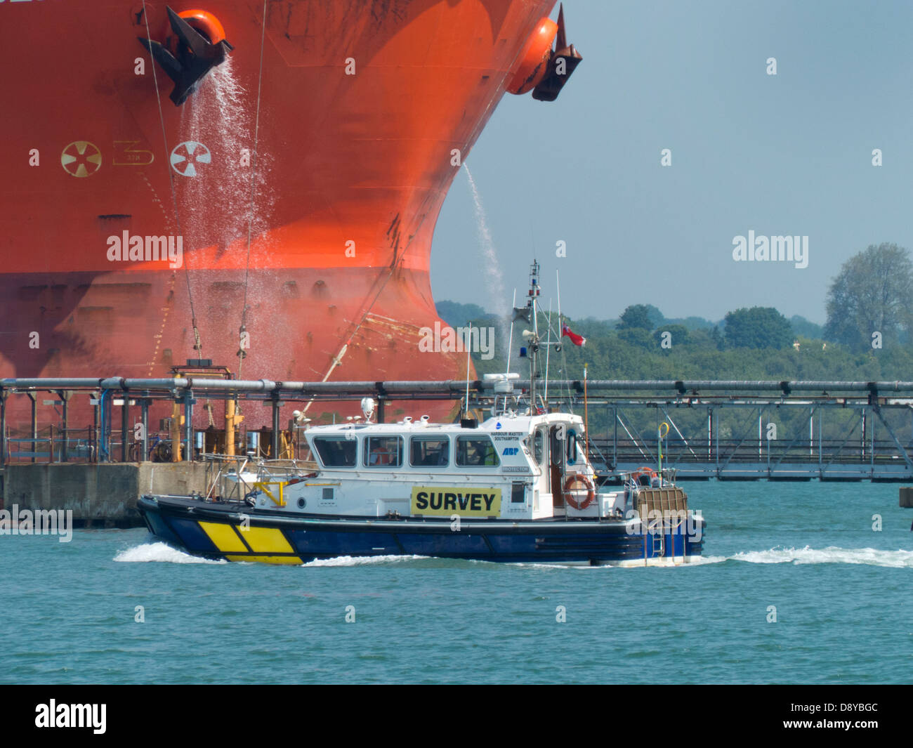 Southampton Docks Umfrage Schiff in Fawley Raffinerie Steg Stockfoto