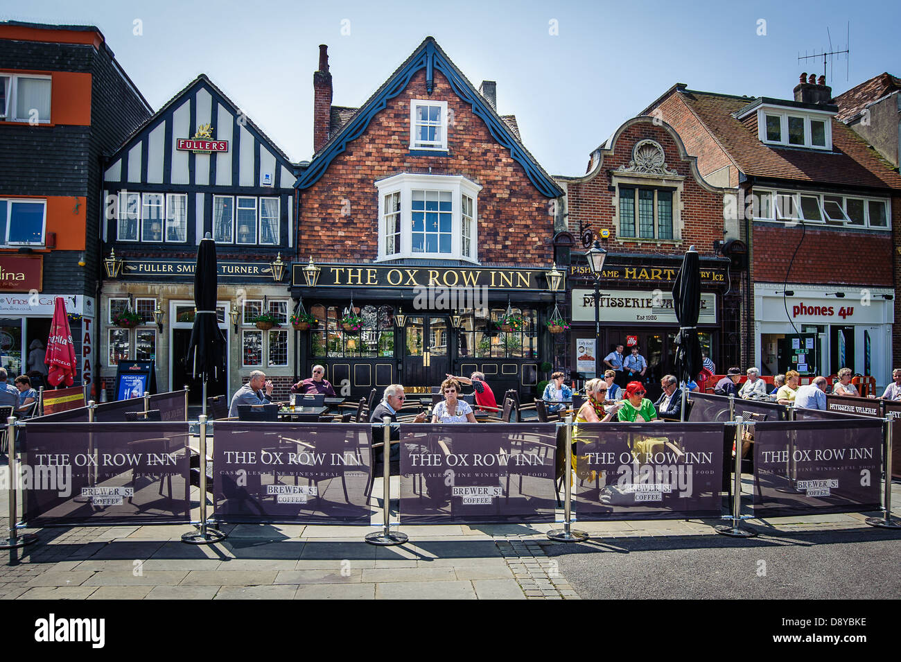 Das denkmalgeschützte Pub aus dem 16. Jahrhundert, der Ochse Row Inn in Salisbury Marktplatz Salisbury Wiltshire Vereinigtes Königreich Stockfoto