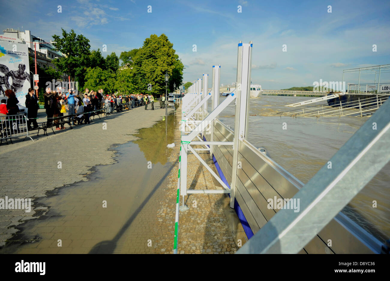 Bratislava, Slowakei. 6. Juni 2013. Das Niveau der geschwollenen Donau in der slowakischen Hauptstadt Bratislava Rekord den von 2002, wenn verheerenden Überschwemmungen Mitteleuropa getroffen. Fluss begann ihren Höhepunkt am Nachmittag, 6. Juni 2013, früher als erwartet, und es erreichte 10,34 m. Menschen wurden gewarnt von Überschwemmungen entlang der Donau in der Slowakei über die starken Regenfälle nach welchen Flüssen in Österreich und Deutschland ihre Banken überflog am vergangenen Wochenende. Ein neues Anti-Flood-System wurde in Bratislava vor zwei Jahren eingeführt. Hunderte der Feuerwehrleute, Polizisten und Soldaten sind bereit, Fighti starten Stockfoto