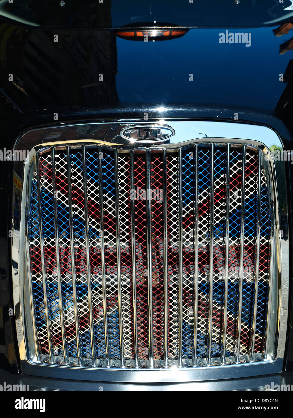 Taxi mit Union Jack gemalt auf Grill UK Stockfoto